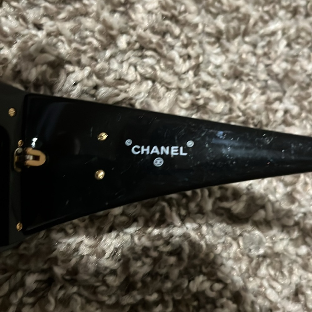 Authentic vintage Chanel sunglasses with leather gold chain - Picture 8 of 12